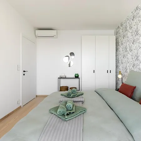 Апартаменты Eurovea Tower Retreat With Parking *